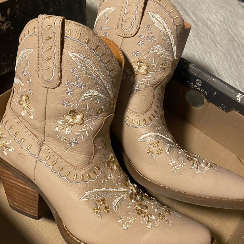 Dingo Women's Beige Floral Embroidered Ankle Boots cowboy cowgirl